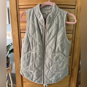 41 Hawthorn small light grey and white herringbone quilted womens vest.